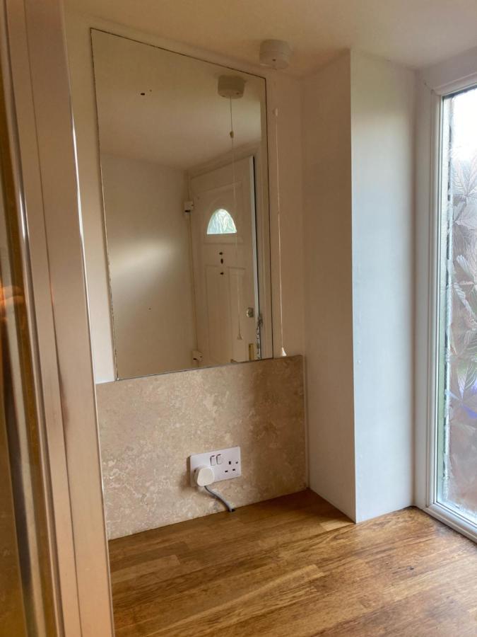Апартаменты Double Bed Self Contained Annexe 14B Is To The Right Of The Main House Солсбери Экстерьер фото